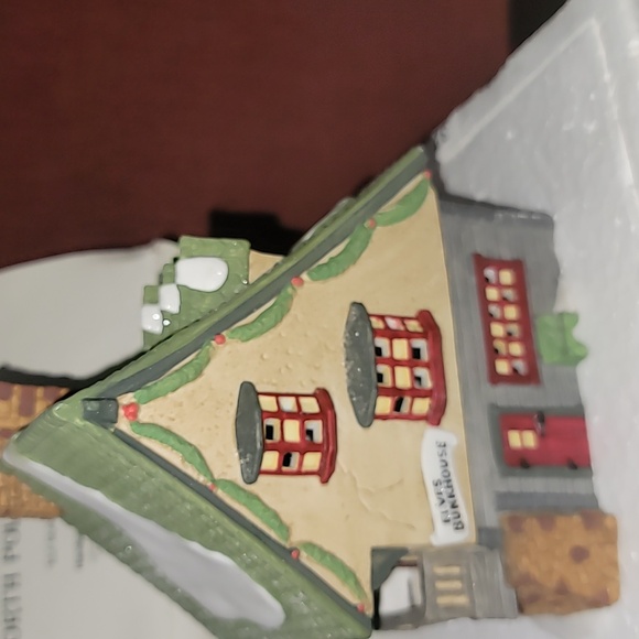 Dept 56  Heritage Village, North Pole Series,  Elves Bunkhouse, 5601-4 - Picture 7 of 14